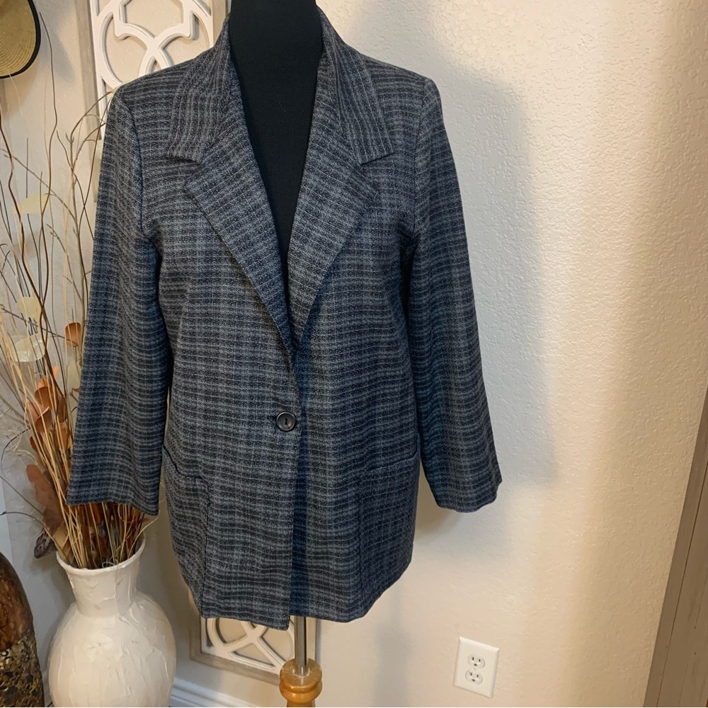 Vintage Modern Essentials light weight blazer jacket, with padded shoulders.